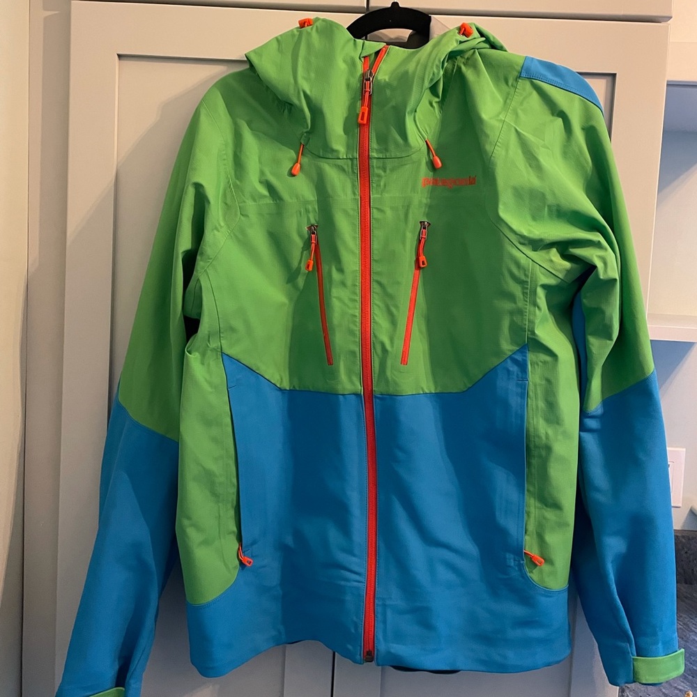 Patagonia shell. Very good condition. Tag says men but fits women’s medium.